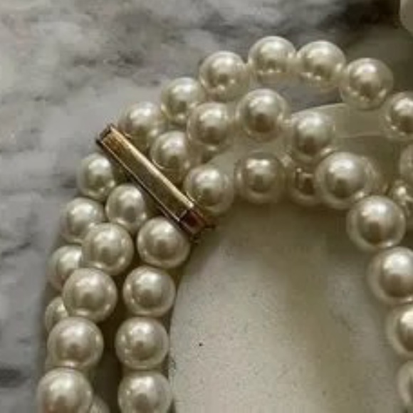 Ladies elegant, detailed Multi Layered Pearl Bracelet - Picture 3 of 4
